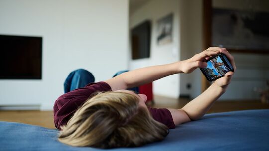 Ein Teenager guckt auf ein Handy, Ein Teenager guckt auf ein Handy,