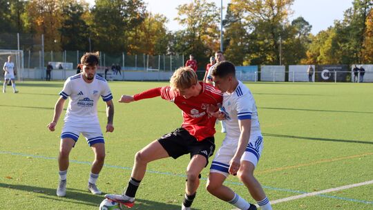 Burgschwalbachs Youngster Luca Dzierzawa wird in dieser Szene von den beiden Guckheimern Fabien Rusteberg (links) und Luca Goldh
