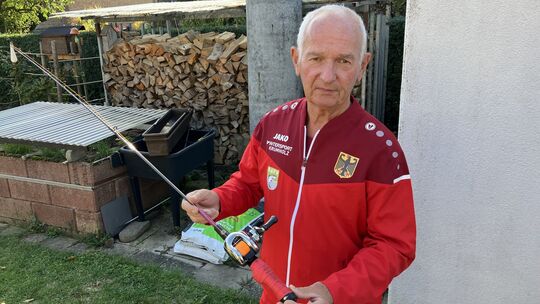 Im Garten seines Wohnhauses wirft Otmar Balles die Angel aus. Fische fängt er dabei aber keine. Beim Castingsport geht es vielme