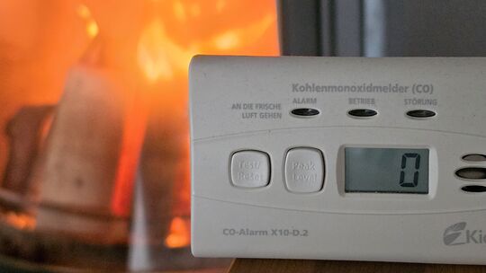 Ein Kohlenmonoxidmelder kann im Ernstfall Leben retten.