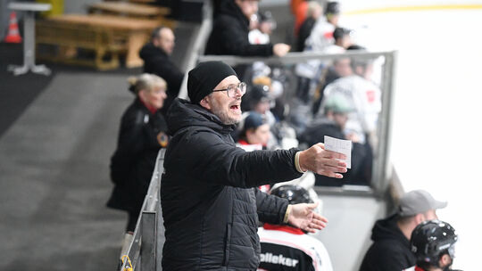 Ex-Spieler Christoph Röhr rückte am Freitag nach der Spieldauer-Disziplinarstrafe gegen Coach Nils Krämer gegen Bergkamen in die Ex-Spieler Christoph Röhr rückte am Freitag nach der Spieldauer-Disziplinarstrafe gegen Coach Nils Krämer gegen Bergkamen in die