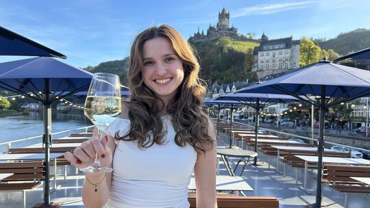 Viktoria Göbel (23) aus Cochem will Moselweinkönigin werden. Nach ihrer Zeit als Stadtweinkönigin merkte sie, dass etwas fehlt.