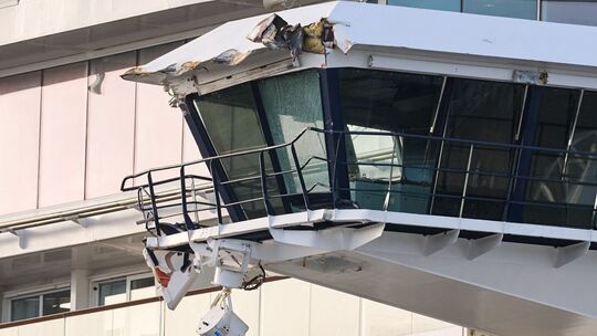 Kreuzfahrtschiff stößt mit Containerschiffen zusammen Kreuzfahrtschiff stößt mit Containerschiffen zusammen