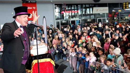 Am vierten Familientag am Nürburgring sorgte Zauberer Roy auf der Bühne des Radiosenders RPR1. für glänzende Augen bei vielen Ki