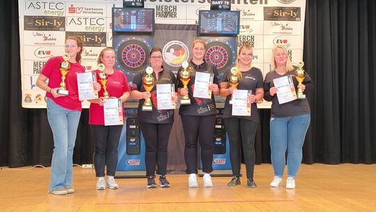Sandra Kriese (Dritte von links) und Lea Klein (Vierte von links) feierten ihren Titelgewinn im Damen-Doppel bei den deutschen M