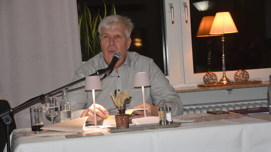 Hobbyautor Oliver Keller las in Rennerod aus seinem ersten Roman "Verstricktes Spiel". Der Westerwälder folgte damit einer Einla Hobbyautor Oliver Keller las in Rennerod aus seinem ersten Roman "Verstricktes Spiel". Der Westerwälder folgte damit einer Einla