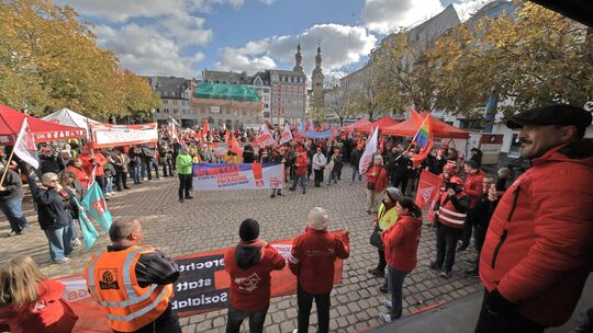 Am Münzplatz in Koblenz kommen die Demonstranten zu einer Kundgebung zusammen.