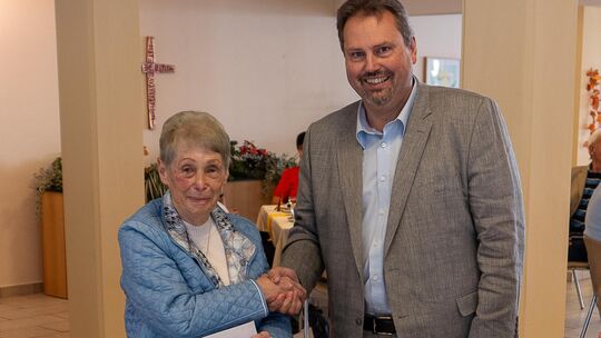 Ein besonderes Geschenk der Verbandsgemeinde Asbach für die Helferin der ersten Stunde, Margret Rankenhohn, überreichte Bürgerme