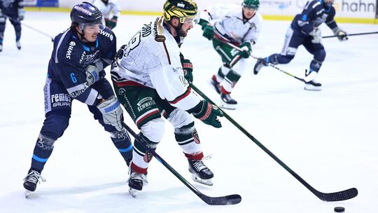 Gegen den Herner EV (weiße Trikots) lagen der EHC Neuwied (links Lasse Naumann) mit 2:0 in Front. Das 3:0 lag in der Bärenhöhle Gegen den Herner EV (weiße Trikots) lagen der EHC Neuwied (links Lasse Naumann) mit 2:0 in Front. Das 3:0 lag in der Bärenhöhle