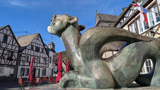 Seit Jahrzehnten ziert der Tatzelwurm den historischen Marktplatz von Kobern-Gondorf. Die Statue geht auf eine Sage zurück. Doch