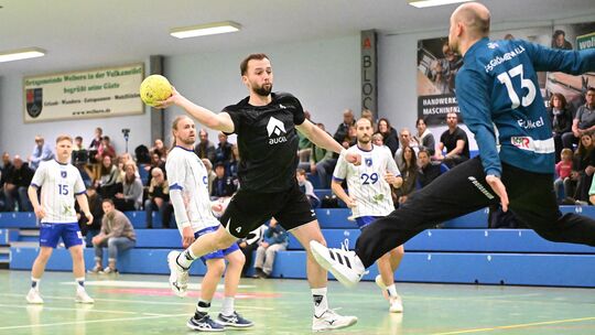 Römerwall-Torhüter Fabian Unkel (Nummer 13) hatte beim Auswärtsspiel beim bis dato punktlosen TuS Weibern (am Ball Fabian Mai) m