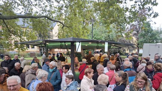 Viel los war bei der Premiere des Lahnsteiner Abendmarktes in der Vorwoche. Am Dienstag geht es auf im Schillerpark weiter.
