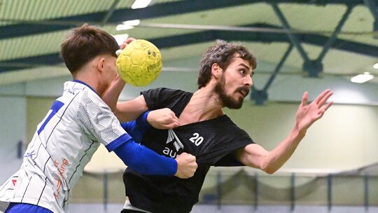 Nick Schäfer (am Ball) und der TuS Weibern holten im Heimspiel gegen die HSG Römerwall mit dem 27:27-Unentschieden den ersten Pu