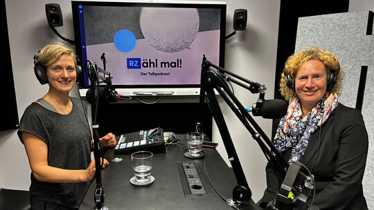 Die Koblenzer Citymanagerin Christiane Walther-Oeckel (rechts) ist zu Gast im Podcaststudio der Redaktion. Sie erzählt Gastgeber Die Koblenzer Citymanagerin Christiane Walther-Oeckel (rechts) ist zu Gast im Podcaststudio der Redaktion. Sie erzählt Gastgeber