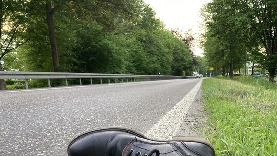 Was passiert mit den einzelnen Schuhen, die oft an Autobahnen und Straßenrändern zu finden sind? Das wollten wir genauer wissen.