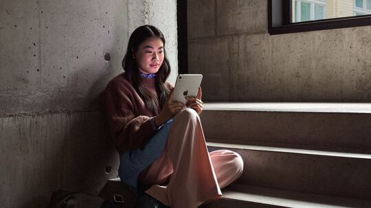 Eine Frau nutzt das Apple iPad-mini