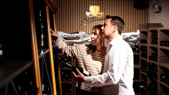 Mit ihrer Kollektion aus Spät- und einem Frühburgunder haben Oliver (rechts) und Christin Schell vom Weingut Oliver Schell das V Mit ihrer Kollektion aus Spät- und einem Frühburgunder haben Oliver (rechts) und Christin Schell vom Weingut Oliver Schell das V