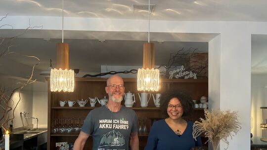 Jennifer Böttiger-Fäth und Ihr Mann Uwe vom Vorstand des Kulturhaus am Kreisel e.V. inspizieren kurz vor der Eröffnung die Räuml