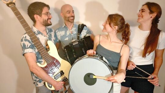 Die Gruppe Zumbidanado bringt brasilische Tanzschritte und Musik an die Mosel.