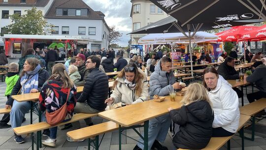 Nach einem eher regnerischen Auftakt war die Foodtruck Meile dennoch gut besucht.