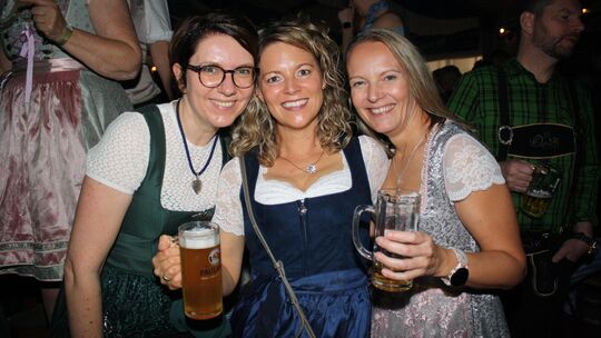 Ein Lächeln der Lebensfreude - sieht man auch in dreifacher Ausführung gern, hier beim Oktoberfest in Cochem.