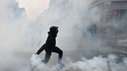 Ein Demonstrant wirft laut der Deutschen-Presse-Agentur nach einer Demonstration in Rennes, Frankreich, eine Tränengasgranate in