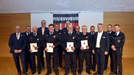 Für 45 Jahre aktiven Feuerwehrdienst dankten Landrat Miroslaw Kowalski sowie die beiden VG‑Bürgermeister Matthias König und Bern