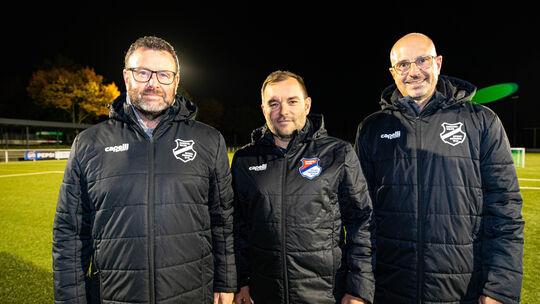 Der Sportliche Leiter der Sportfreunde Eisbachtal Patrick Reifenscheidt (von links) mit dem neuen Coach Thomas Kahler und Co-Tra