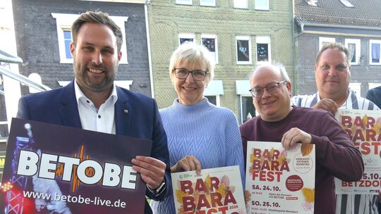 Betzdorfs Stadtbürgermeister Johannes Behner (links) und Citymanager Kevin Wallimann (rechts) bewerten das 41. Barbarafest als E