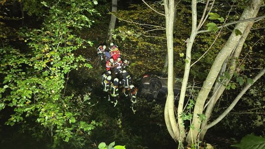 Der verunglückte Pkw war abseits der L208 im Unterholz gelandet.