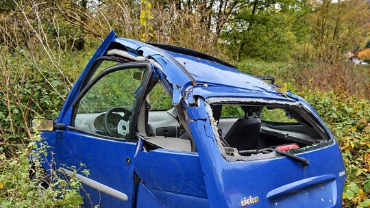 Das Dach eingedrückt, die Heckscheibe zerstört: Trotz der massiven Schäden konnte die junge Fahrerin das Unfallfahrzeug unverlet