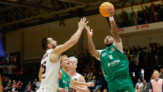 Baskets-Neuzugang Frankie Collins (am Ball) traf zwölfmal bei seinem Debüt. Jannis Sonnefeld (links in Grün) verletzte sich im d Baskets-Neuzugang Frankie Collins (am Ball) traf zwölfmal bei seinem Debüt. Jannis Sonnefeld (links in Grün) verletzte sich im d