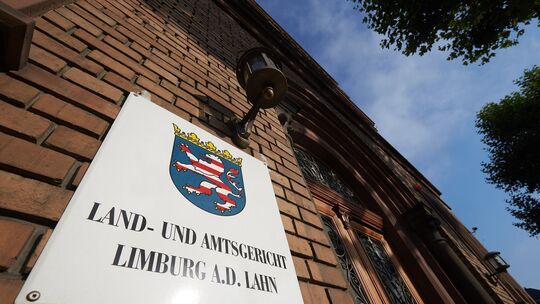 Der Eingangsbereich des Landgerichts in Limburg. (zu dpa: «Notar soll Millionenerbe von 88-Jähriger erschlichen haben»)