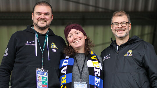Martin Köbler (links), seine Frau Kati und sein Bruder Markus Köbler leben und atmen ihren Verein Eintracht Trier. Das Brüderpaa