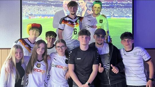 Das Jugendraum-Team hat gemeinsam viel Spaß – unter anderem beim Fußballschauen.