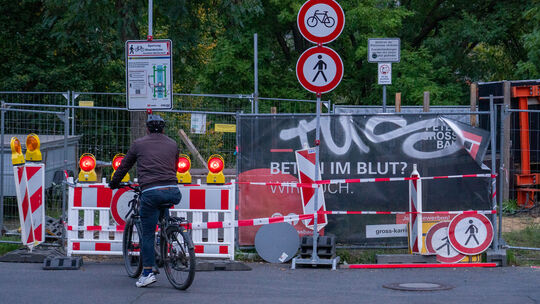 Endstation: Hier an der Horchheimer Eisenbahnbrücke kommen Fußgänger und Fahrradfahrer voraussichtlich bis Ende November nicht w