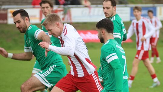 Um ins Halbfinale des Verbandspokals einzuziehen, will der SC Idar-Oberstein – wie hier Matthias Ruster (in weiß, am Ball) – not