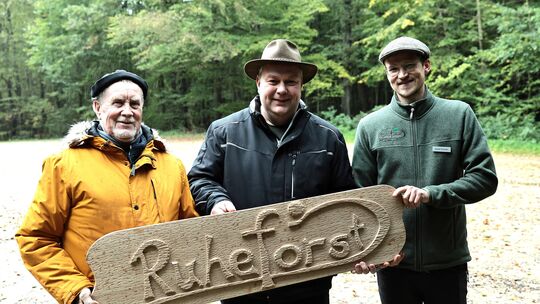 Ortsbürgermeister von Hümmel, Wolfgang Wiederer (von links), Leiter Standortentwicklung Ruheforst, Frank Zulauf und Förster Jose