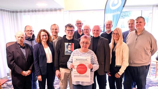 Landrätin Cornelia Weigand (3. von links) hat in Sinzig die Baugenehmigung für das neue Lebenshilfehaus übergeben. In den Händen