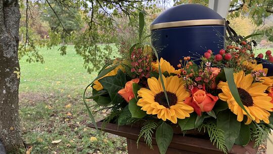 Auf einer Obstwiese findet die Asche von Anne ihren letzten Platz.