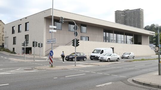 Die 2017 fertiggestellte Kongresshalle liegt an der Einmündung der Hellenstraße in die B42