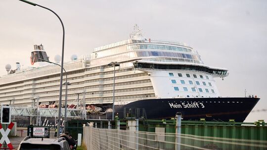 Kreuzfahrtschiff stößt mit Containerschiffen zusammen Kreuzfahrtschiff stößt mit Containerschiffen zusammen