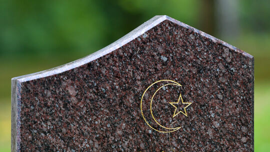 Mondsichel und Stern, wie sie beispielsweise auch auf der türkischen Flagge abgebildet sind, sind in der Symbolik der muslimisch
