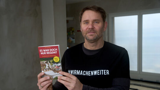 Im Oktober 2021 erschien mit „Es war doch nur Regen“ das für viele Menschen maßgebliche Buch zur Ahrtalflut. Anlässlich des Jubi Im Oktober 2021 erschien mit „Es war doch nur Regen“ das für viele Menschen maßgebliche Buch zur Ahrtalflut. Anlässlich des Jubi