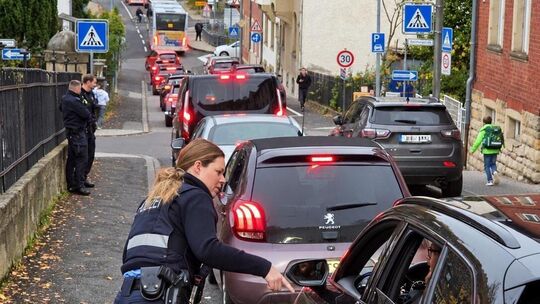 Nachdem die Ampel am Rewe außer Betrieb genommen worden war, konnte der Verkehr binnen weniger Minuten wieder abfließen.
