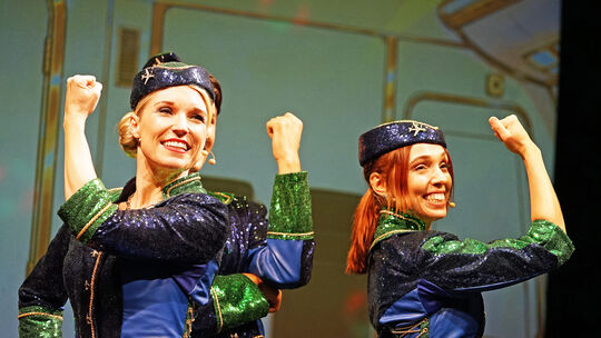 Nadine Kühn und Eva Schütz als liebenswerte Flugbegleiterinnen bei der Premiere des Stücks „Lahnrock Airways“.