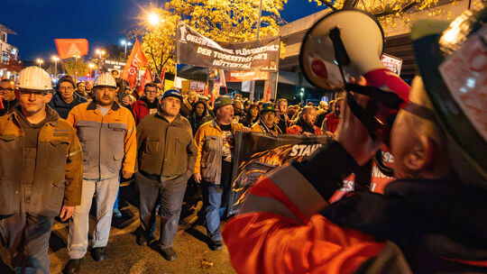 Viele Menschen nehmen am Demonstrationszug der IG Metall im Stadtteil Geisweid für den Erhalt von Stahlarbeitsplätzen beim Unter