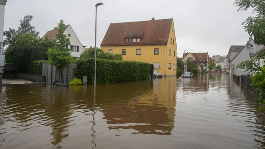 Hochwasser und Starkregen können zur Gefahr für die eigenen vier Wände werden. Um das Risiko bewerten zu können, hat das Land Rh