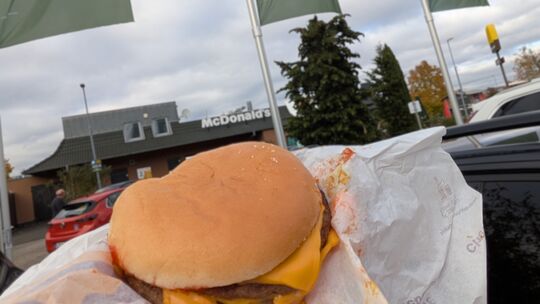 Ersatzweise gab’s einen Doppel-Cheesburger: Der McRib war im Schwabenheimer Weg schon vor seinem offiziellen Ableben am Mittwoch