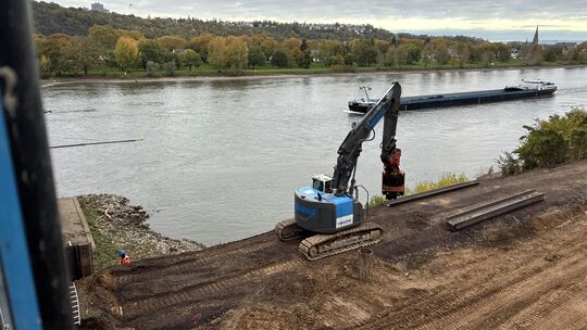 Die Deutsche Bahn arbeitet im Koblenzer Stadtteil Horchheim entlang des Rheins. Hier werden Stützwandelemente und Gründungen für Die Deutsche Bahn arbeitet im Koblenzer Stadtteil Horchheim entlang des Rheins. Hier werden Stützwandelemente und Gründungen für